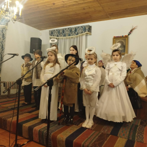 Dzieci w strojach aniołków i pastuszków na scenie