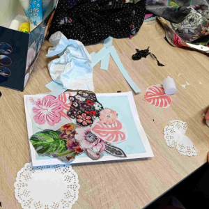 Na stole leży laurka dla babci.