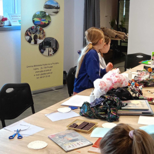 Uczestnicy w trakcie wykonywania laurek.