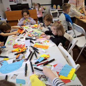 Dzieci w trakcie wykonywania pracy plastycznej.