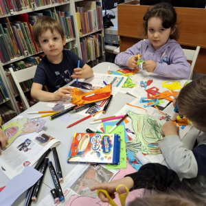 Dzieci w trakcie wykonywania pracy plastycznej.