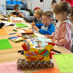 Dzieci w trakcie wykonywania pracy plastycznej.