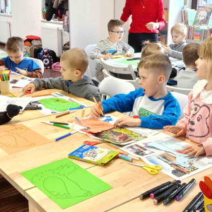 Dzieci w trakcie wykonywania pracy plastycznej.