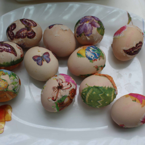 Na talerzu lerzą kolorowe pisanki wykonane podczas zajęć.