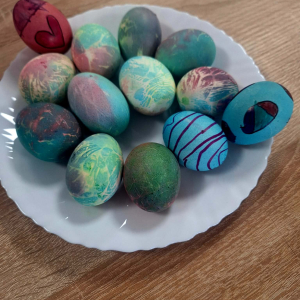 Na talerzu leżą kolorowe pisanki.