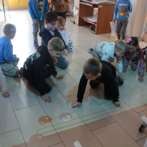 Dzieci grają na cyfrowym magicznym dywanie