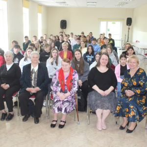 Uczestnicy spotkania autorskiego pozują do zdjęcia.