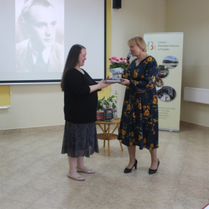 Kierownik biblioteki dziękuje za wspólne spotkanie pisarce Małgorzacie Lis.