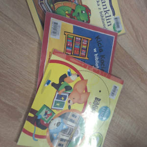 Na stole leżą trzy książki.