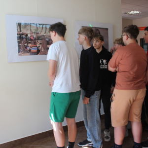 Uczestnicy spotkania oglądają wystawę fotograficzną „Namibia – serce Afryki”.