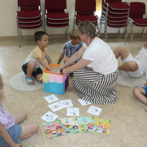 Zabawa edukacyjna podczas zajęć w bibliotece z wykorzystaniem kartonowego pudełka
