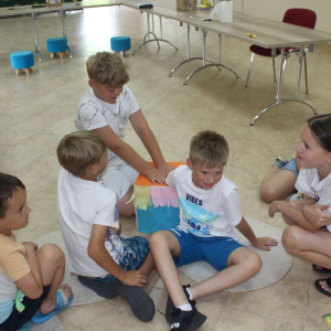 Zabawa edukacyjna podczas zajęć w bibliotece z wykorzystaniem kartonowego pudełka