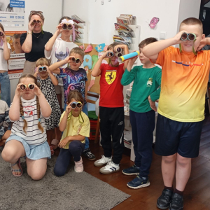 Zdjęcie grupowe uczestników wakacyjnych warsztatów z lornetkami