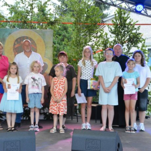 Laureaci parafialnego konkursu plastycznego dla dzieci i młodzieży, komisja i organizatorzy