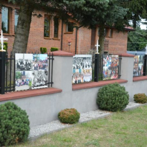 Fragment plenerowej wystawy historycznej, prezentujący najważniejsze wydarzenia z życia parafii