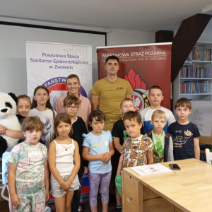 Zdjęcie grupowe uczestników spotkania edukacyjnego ze strażakiem i przedstawicielką sanepidu