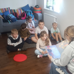 Dziewczynka czyta uczestnikom spotkania