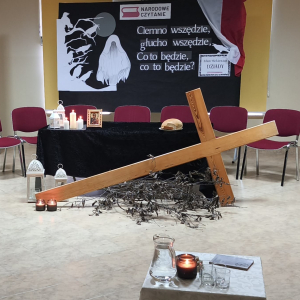 Dekoracja w bibliotece wykonana na okazję Narodowego Czytania "Dziadów" Adama Mickiewicza