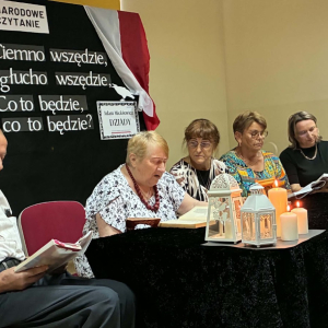 Członkowie DKK z Grabowa nad Wisłą czytajacy fragment Dziadów Adama Mickiewicza