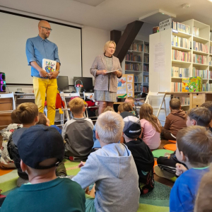 Kierownik biblioteki przedstawia dzieciom Pana Poetę