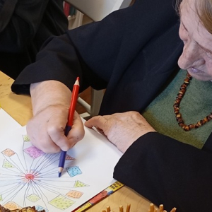 Kobieta rysuje przestrzenne wzory geometryczne