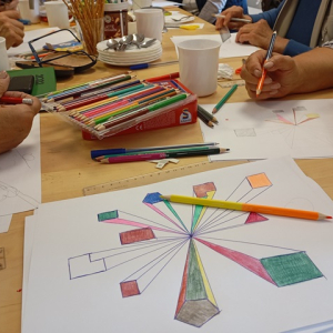 Na kartce geometryczne, kolorowe wzory 3D