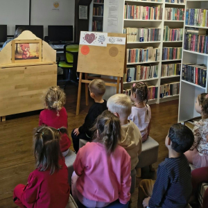 Przedszkolaki uczestniczą w przedstawieniu w formie teatrzyku kamishibai