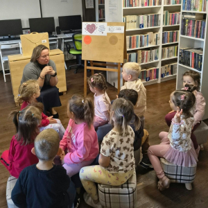 Grupa "Słoneczek" rozmawia z bibliotekarką