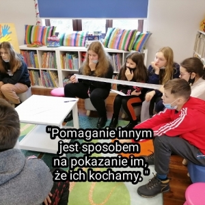 Zdjęcie dzieci na tle książek