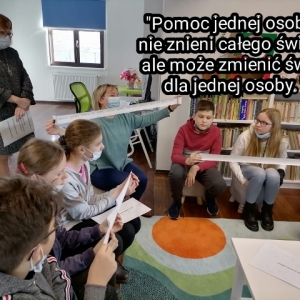 Kobieta rozmawia z dziećmi