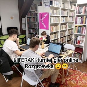 Uczestnicy turnieju podczas rozgrzewki