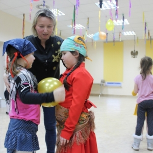 Dziewczynki trzymają między sobą balonik