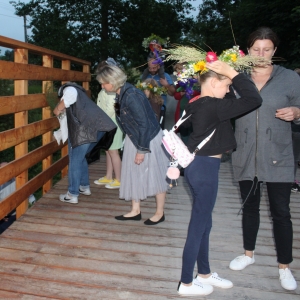 Uczestnicy szkolenia zgromadzeni na moście nad rzeką Plewką, przyglądają się puszczaniu winków