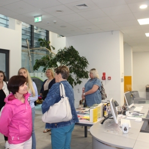 Uczestnicy zwiedzają pomieszczenia biblioteki Tuwim