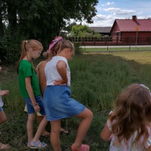 Dzieci przyglądają się rosnącemu lnu