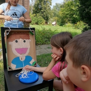 Dziewczynka przygląda się narysowanemu obrazkowi