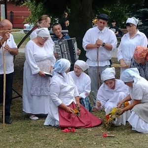 Mężczyźni przyglądają się pracy wykonywanej przez kobiety