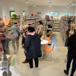 Zwiedzamy wnętrza biblioteki. Na zdjęciu bibliotekarze oraz księgozbiór biblioteki