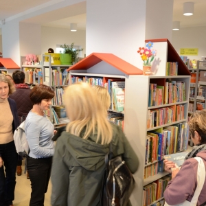 Bibliotekarze zwiedzają bibliotekę, przegladają księgozbiór placówki