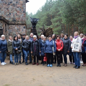 Grupowe zdjęcie na tle smoka w miejscu " Kasztelik korona Podlasia"