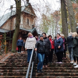 Na pierwszym planie uczestnicy wyjazdu, na drugim cerkiew św. Góra Grabarka