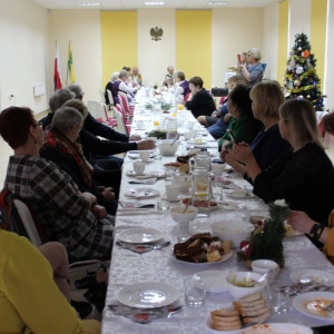 Przy stole siedzą uczestniczy spotkania